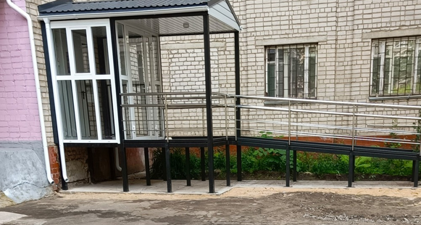 В Воронеже оборудовали пандус для ребёнка-инвалида в доме на улице Моисеева