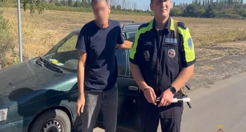 В Хохольском районе инспекторы ДПС помогли водителю с поломкой на трассе