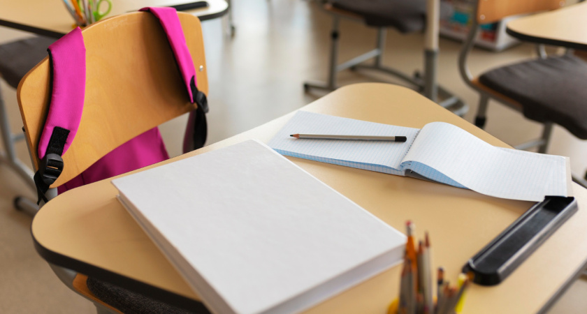 В воронежской школе №30 обнаружили сломанные парты и начали проверку