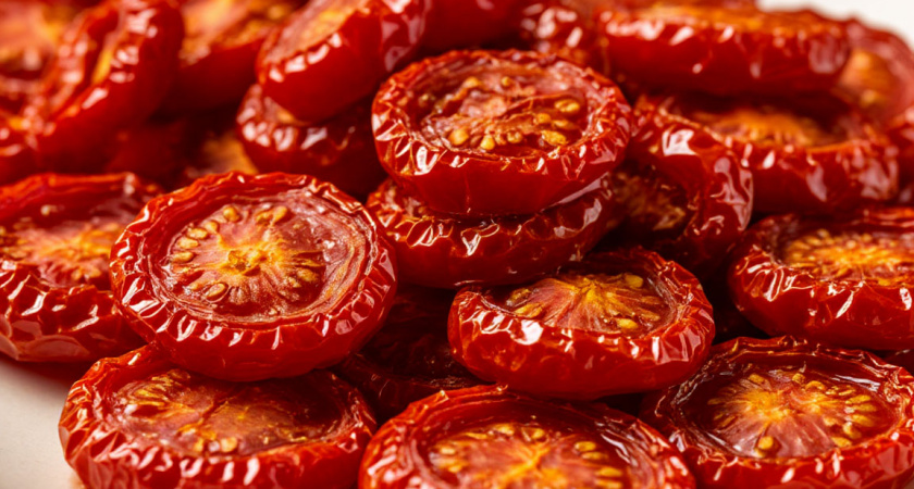 Ленивые вяленые помидоры дома: чеснок, 1 ложка итальянских трав и духовка 100 °C — готовятся за ночь