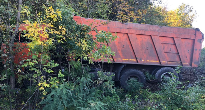 В Лискинском районе «КамАЗ» вылетел с дороги и врезался в деревья