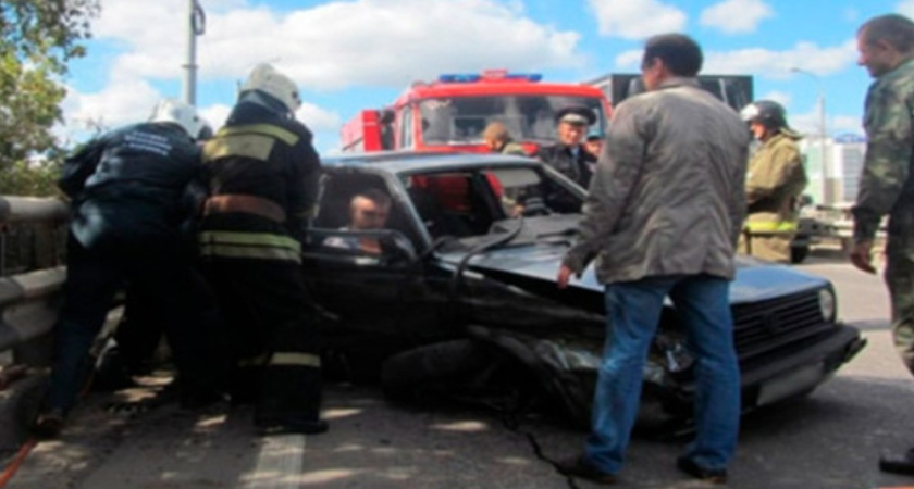 На трассе в Павловском районе легковушка врезалась в металлический отбойник