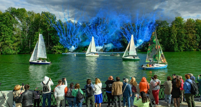 Воронеж отметил День города арт-регатой с картинами на парусах