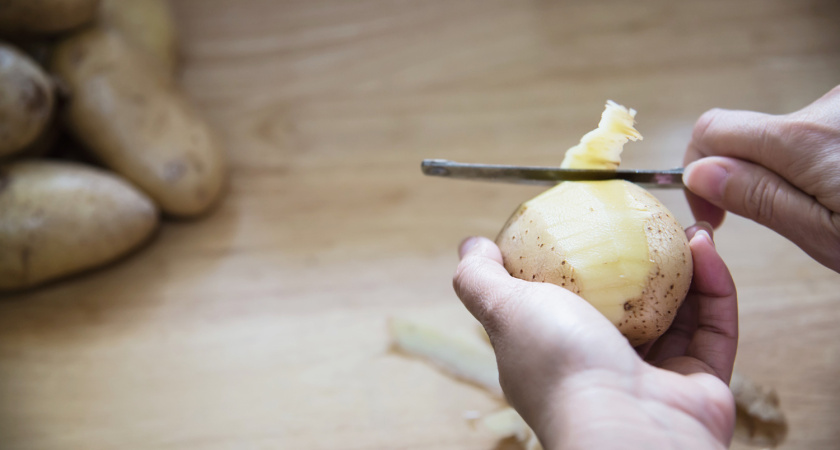 Не выбрасывайте картофельные очистки: как превратить отходы в богатый урожай