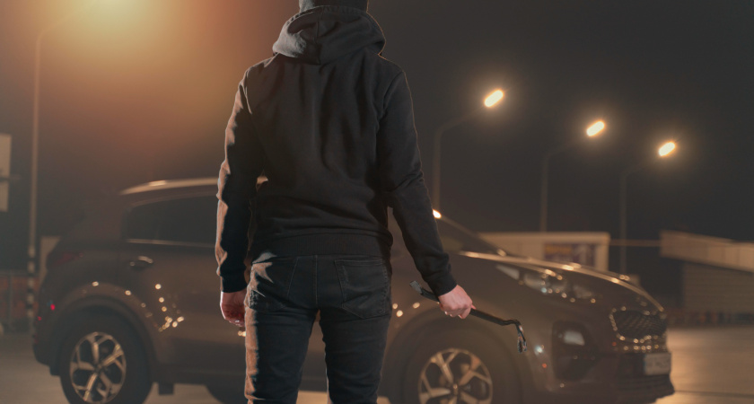 Полуголый мужчина громил машины в воронежском дворе