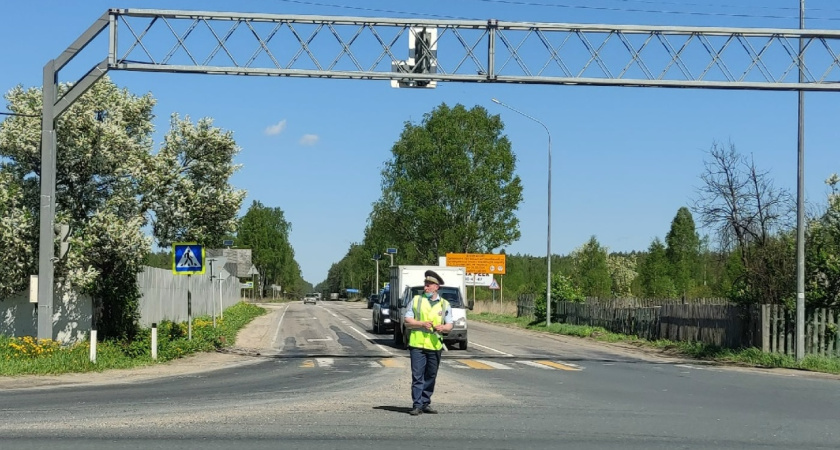 На чьей стороне будет суд, если инспектор остановил после выхода из машины и потребовал документы. Ответ автоюриста