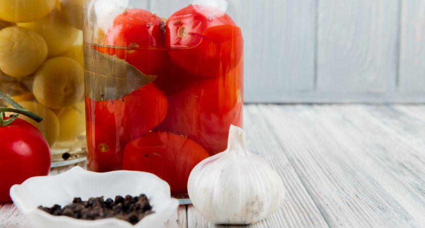 Секрет идеальных маринованных помидоров: как избежать взрыва банок