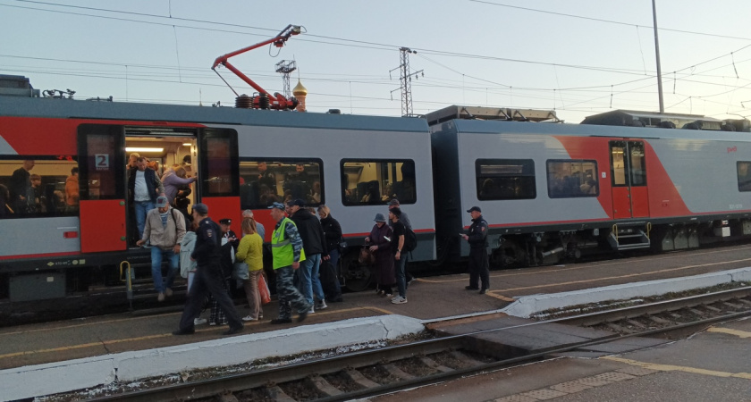 Хамоватая попутчица в купе заняла все крючки дорогими пальто. Проводник лишь развёл руками