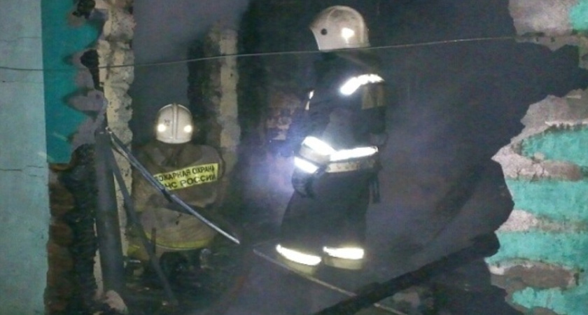 В Бутурлиновском районе ночью сгорела крыша надворной постройки