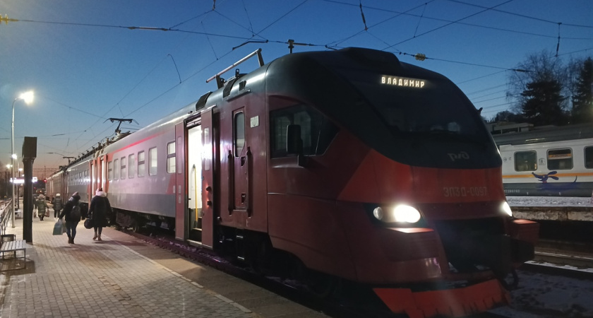 Захожу в купе, на моей нижней полке сидит дед и начинает учить меня жизни