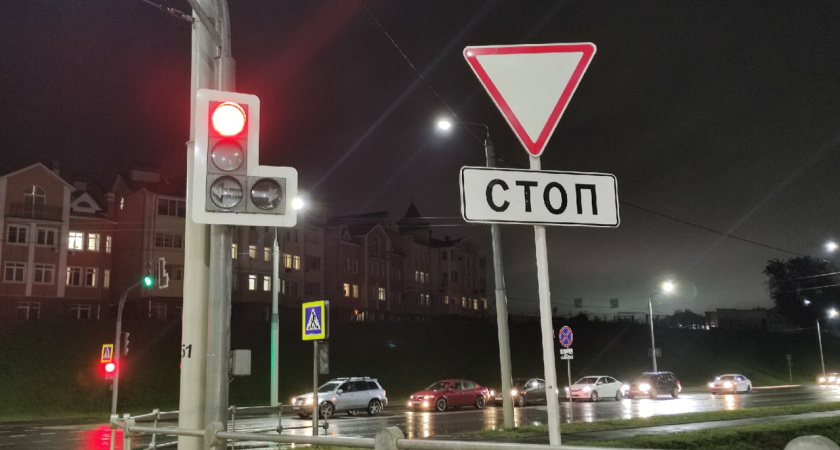 Гаишник объяснил, почему ночью не все водители получают штрафы с дорожных камер