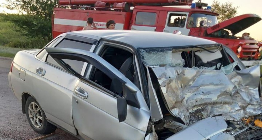 На трассе в Павловском районе в серьёзном ДТП столкнулись автобус и легковушка