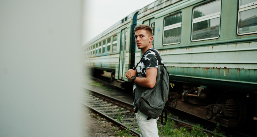 Незнакомец сел в купе на мою полку с копченой курицей и пивом — чем закончилась наглость чужака