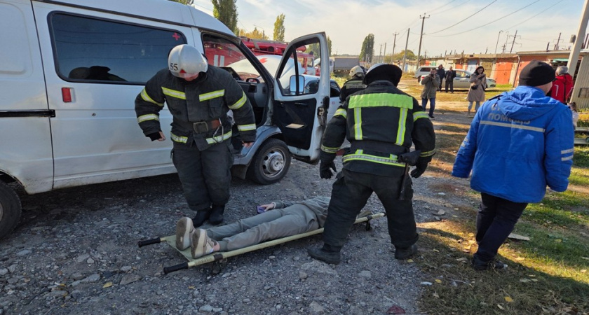 В Семилукском районе врачи и спасатели провели учения с имитацией массового ДТП