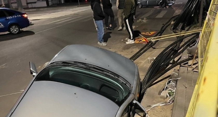 В Воронеже ДТП на улице Куколкина закончилось падением авто в яму