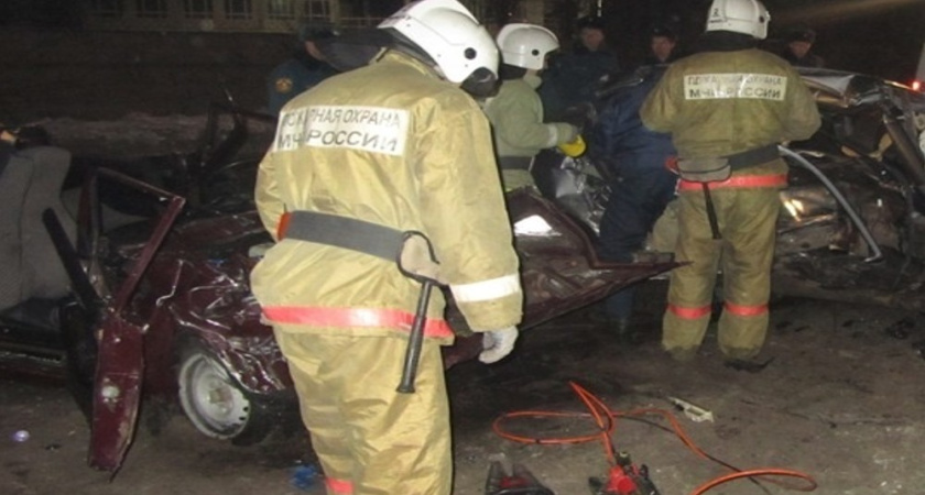 В Воронеже на мосту ВОГРЭС в серьёзном ДТП столкнулись легковушка и грузовик