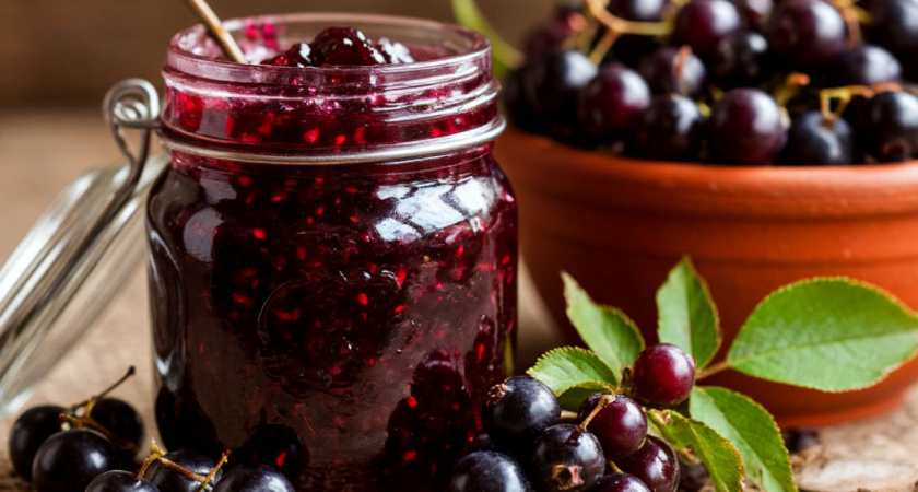 Вкуснейшее варенье из черноплодки: всего 30 минут — и зимний десерт готов