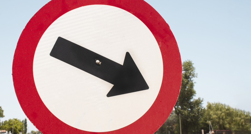 Знаки приоритета становятся невидимыми для опытных водителей. Мозг автоматически фильтрует информацию, основываясь на этом факторе