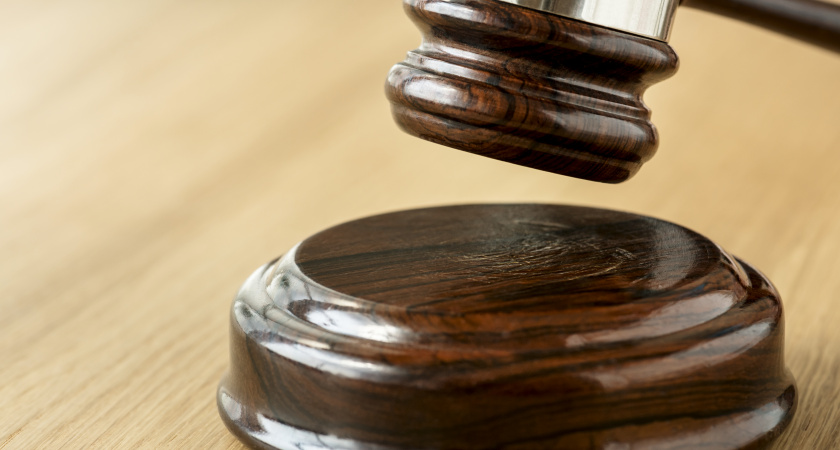 Женщина пришла в банк за своим вкладом - а денег нет. Сотрудники банка развели руками и ей пришлось вызвать полицию