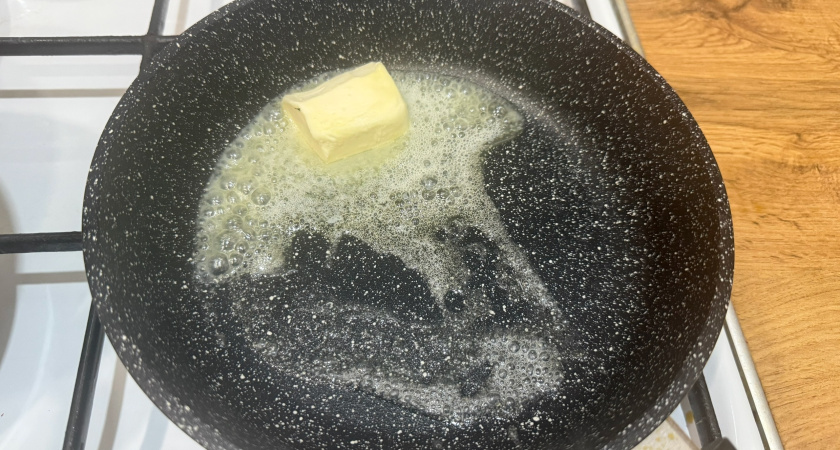 Два пакетика этого чая заливаю кипятком: как очистить сковородку от жира и нагара