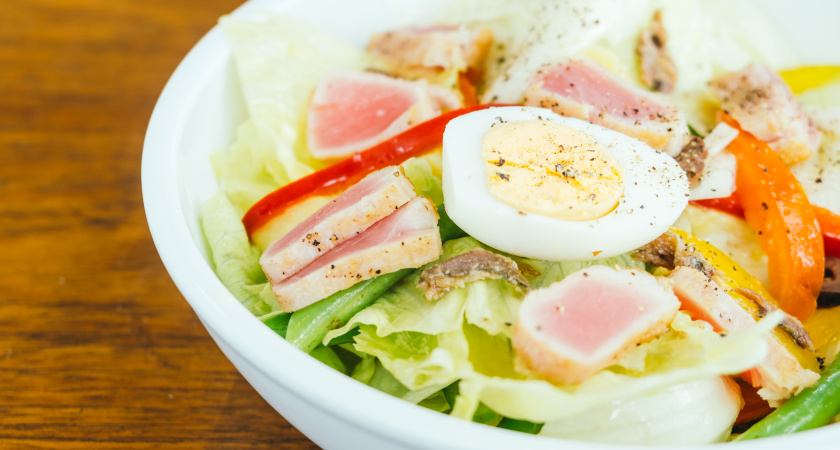 Салат, который затмит цезарь: секрет в яйцах и беконе