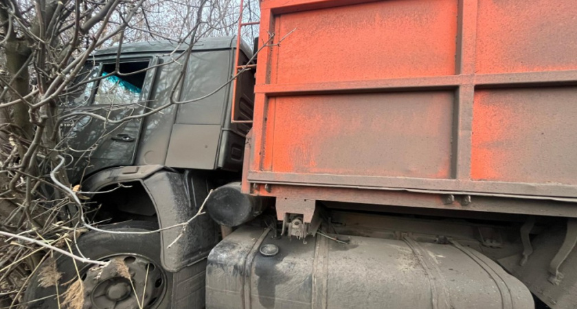 На трассе в Таловском районе в ДТП пострадал водитель съехавшего в кювет «КамАЗа»