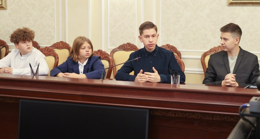 Петрин оценил туристические проекты воронежских школьников