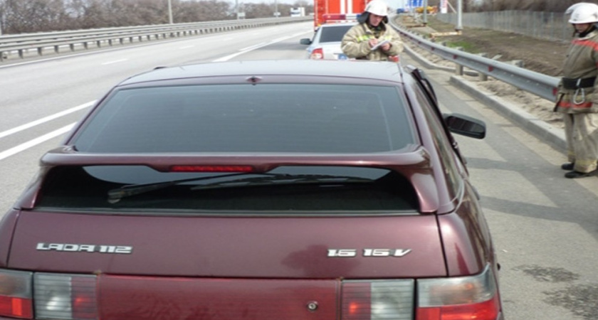 В Петропавловском районе женщина за рулём не справилась с управлением и врезалась в препятствие