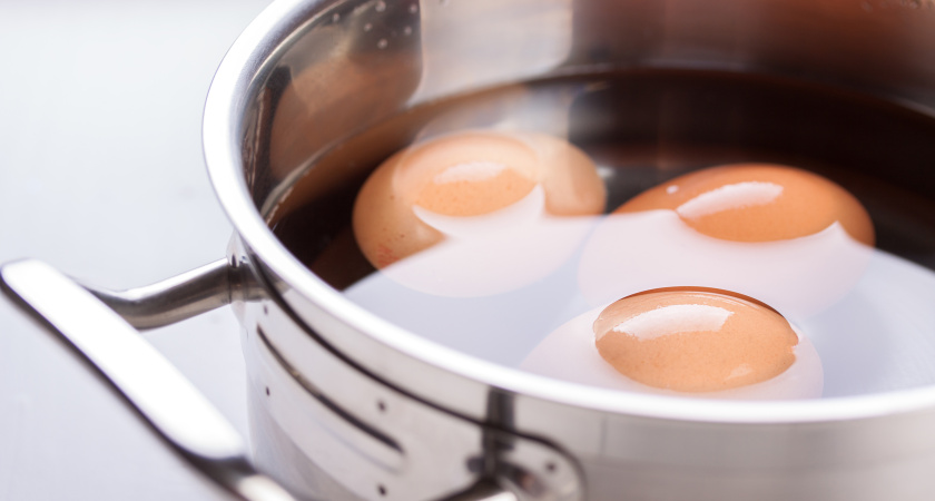 Простой способ варить яйца, чтобы скорлупа снималась легко и быстро