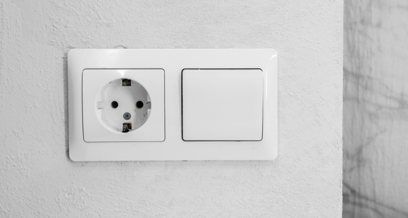 Почему розетки горят на самом деле: разбираем главную ошибку.