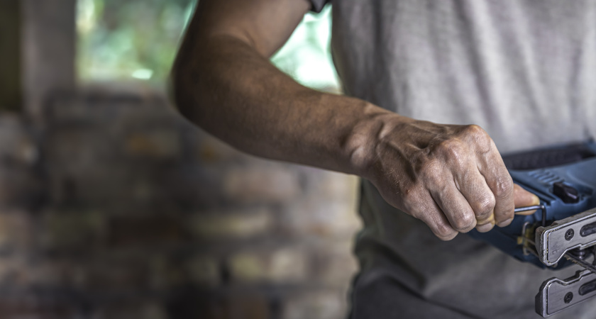 50-летний слесарь пострадал на заводе в Нововоронеже