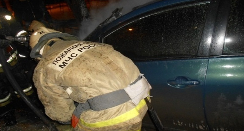 Ночью в Ленинском районе Воронежа загорелись три автомобиля