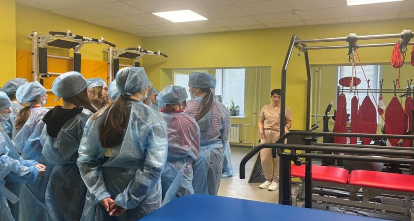 Школьники из Богучара побывали в Бобровской районной больнице и попробовали себя в роли медиков