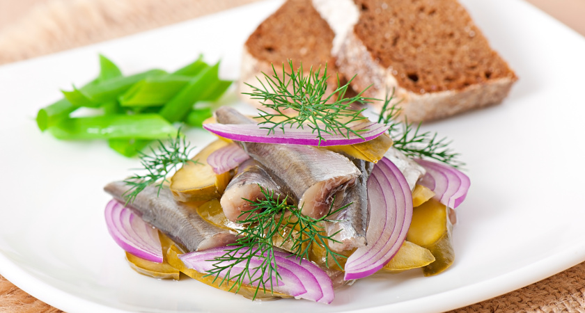 Забытый вкус домашней селедки: нежная маринованная рыбка всего за сутки
