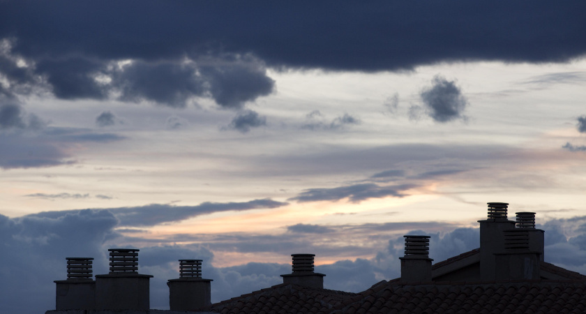 Из трубы валит дым, а в доме холодно? Простые хитрости, которые защитят вашу печь от сажи и дегтя