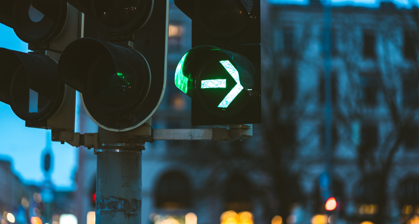 Стрелка горит, а вам прямо: что говорит ПДД