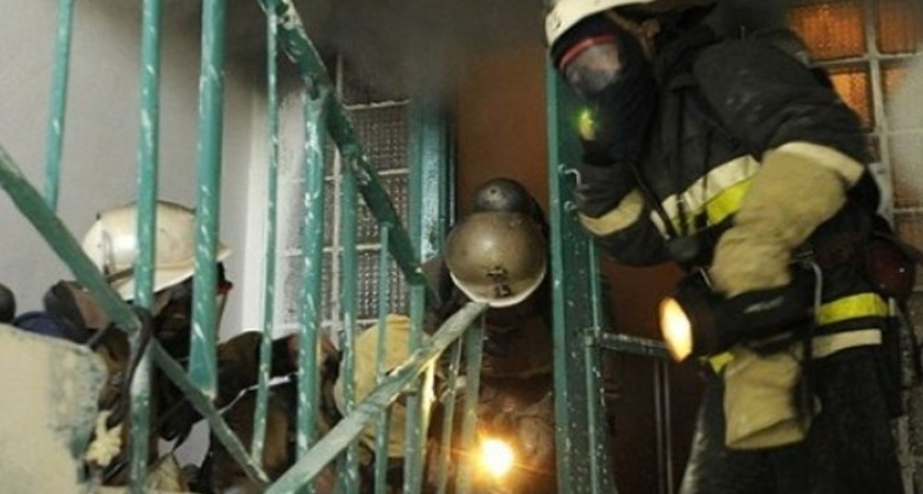 В Воронеже пожарные спасли человека из подвала горящего дома на улице Лидии Рябцевой