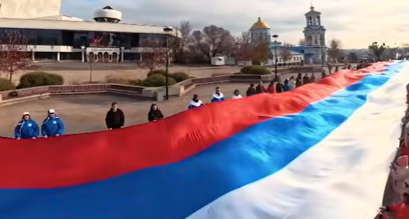 На Советской площади Воронежа развернули 100-метровый флаг России ко Дню единства