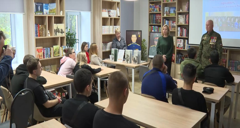 В Воронежской юношеской библиотеке открыли выставку в память о героях боевых действий