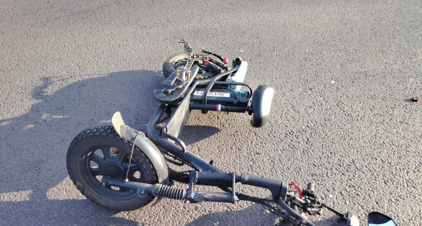 В Воронеже водитель электроскутера попал в больницу после столкновения с легковушкой