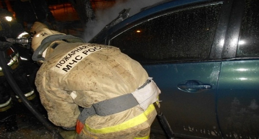 В Воронеже ночью загорелся автомобиль на улице Мичурина