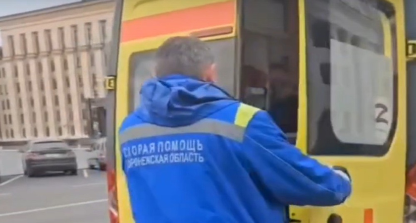 В Воронеже Госавтоинспекторы оказали помощь на трассе почувствовавшему себя плохо водителю