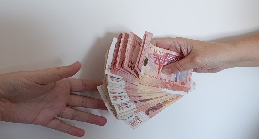 Воронежца будут судить за передачу взяток на 190 тысяч рублей полицейскому