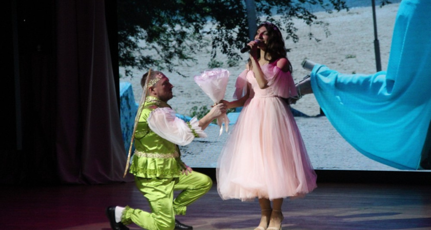 Жительница Богучарского района Ася Бурова стала лучшим культработником региона