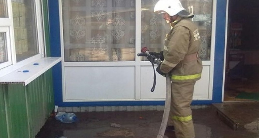 В Левобережном районе Воронежа пожарные ликвидировали пожар на территории рынка