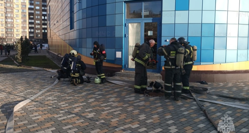 В Нововоронеже спасатели отработали действия при пожаре на ледовой арене