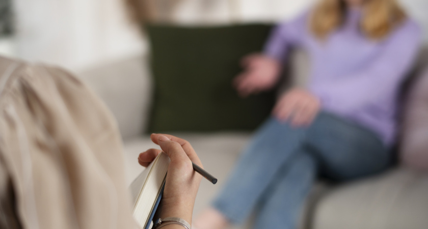 Почему умные люди отпускают прошлое, а глупые в нем живут: объяснение психолога