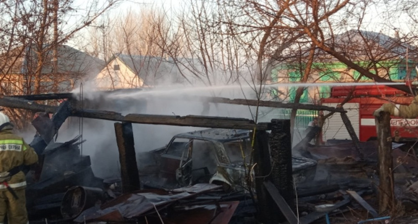 В Острогожском районе пожар за считанные минуты уничтожил автомобиль