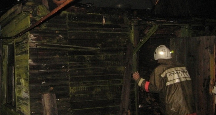 В селе Нижний Кисляй Бутурлиновского района пожар охватил надворную постройку