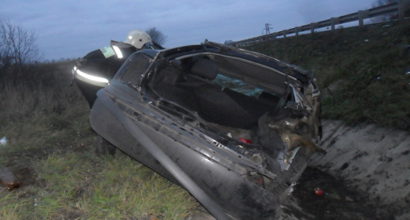 В Новохопёрском районе водитель вылетел с дороги и получил травмы